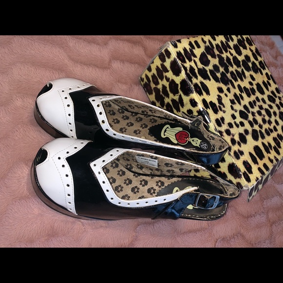T.U.K. Blk/Wht Wingtip platform heels - Picture 3 of 3